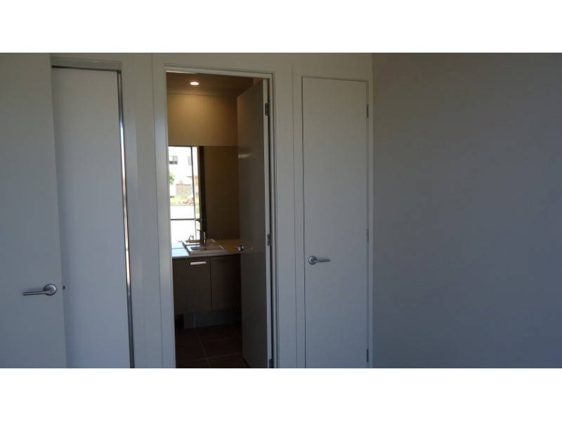 4 Tattersals Lane, Point Cook VIC 3030