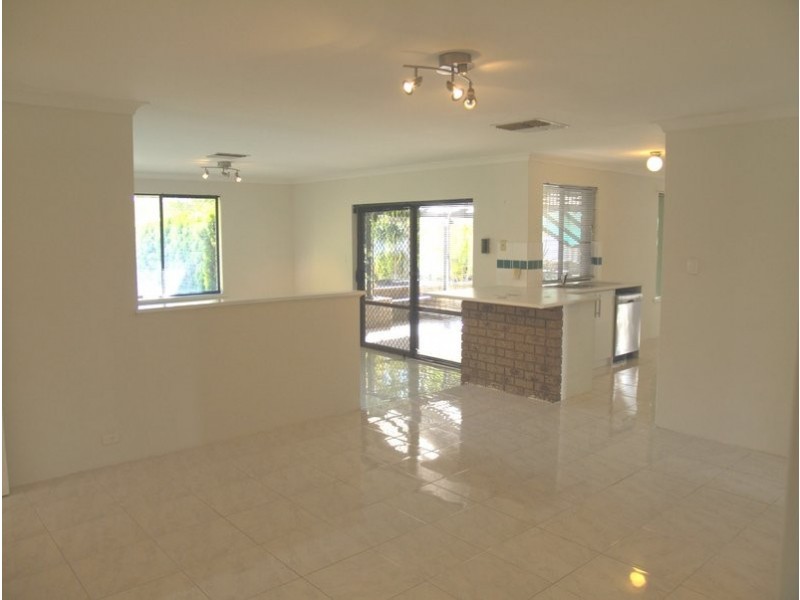 23 Forestlakes Drive, Thornlie WA 6108