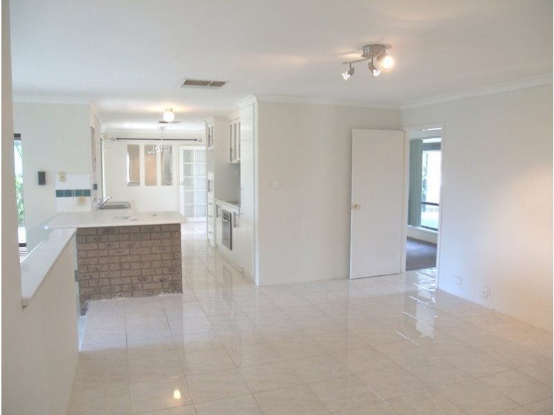 23 Forestlakes Drive, Thornlie WA 6108