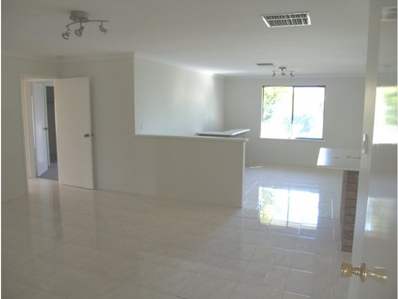 23 Forestlakes Drive, Thornlie WA 6108