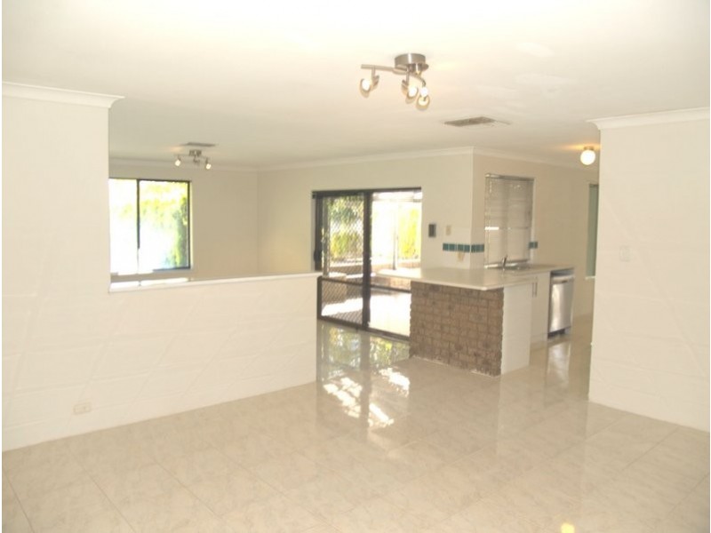 23 Forestlakes Drive, Thornlie WA 6108