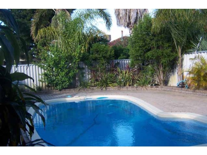 23 Forestlakes Drive, Thornlie WA 6108