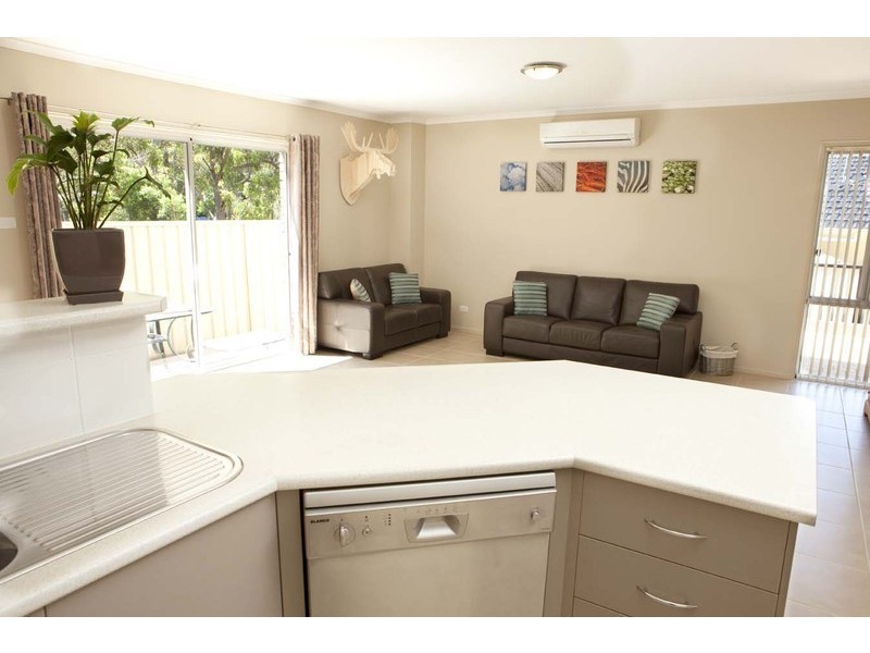 27 Warburton Close, Macquarie Hills NSW 2285