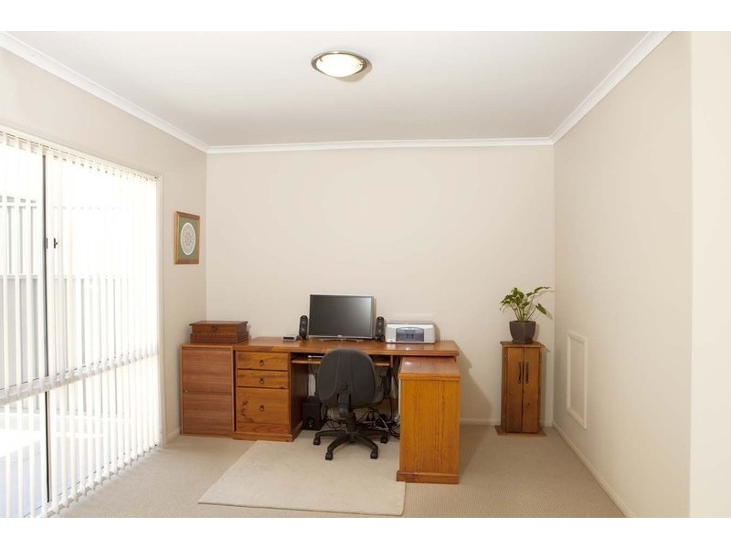 27 Warburton Close, Macquarie Hills NSW 2285