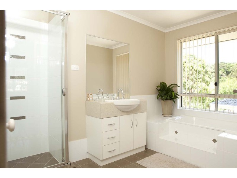 27 Warburton Close, Macquarie Hills NSW 2285