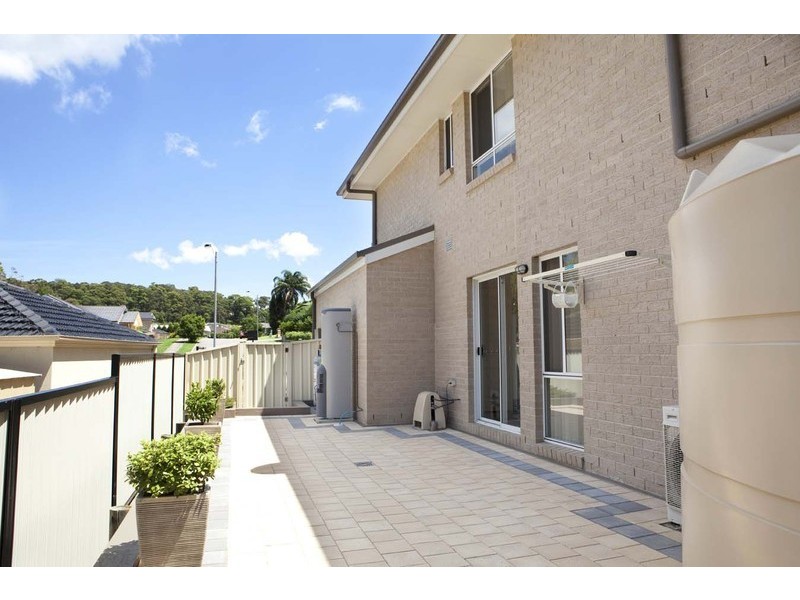 27 Warburton Close, Macquarie Hills NSW 2285