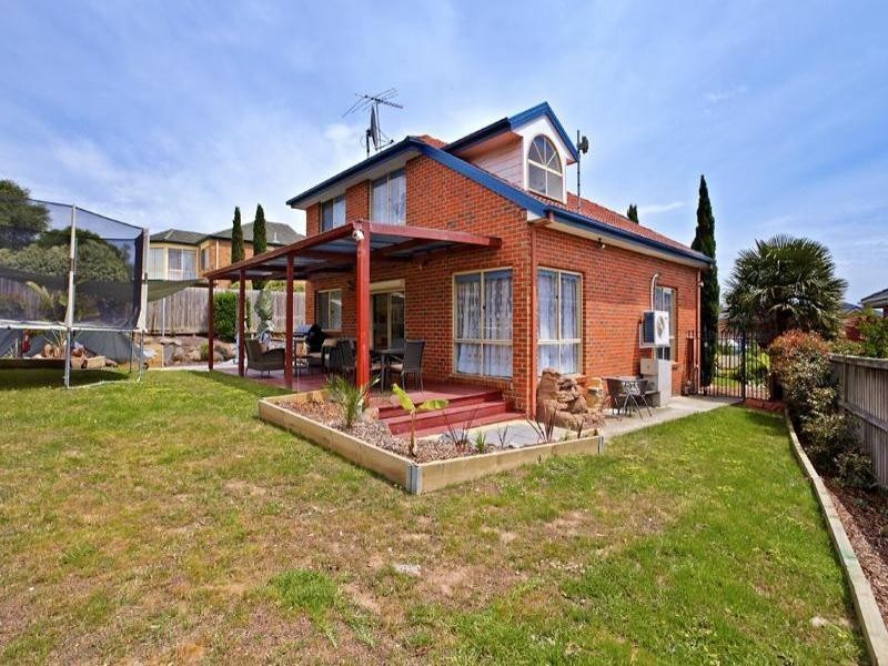 8 Minton Walk, Narre Warren South VIC 3805