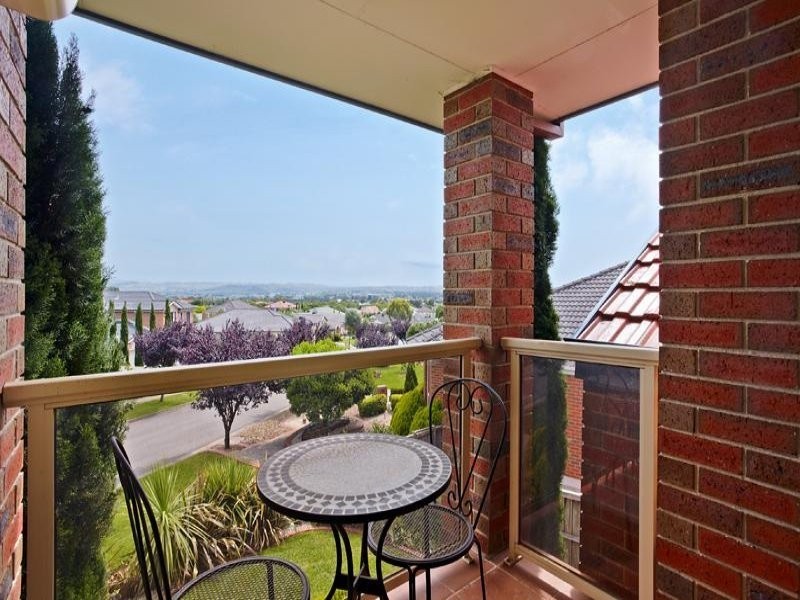 8 Minton Walk, Narre Warren South VIC 3805