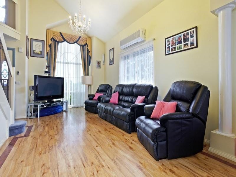 8 Minton Walk, Narre Warren South VIC 3805