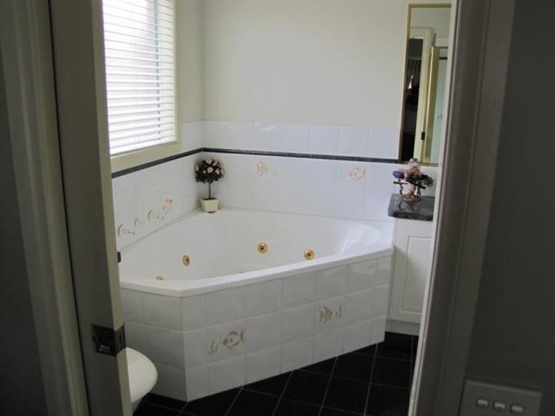 8 Sarson Rd, Albury NSW 2640