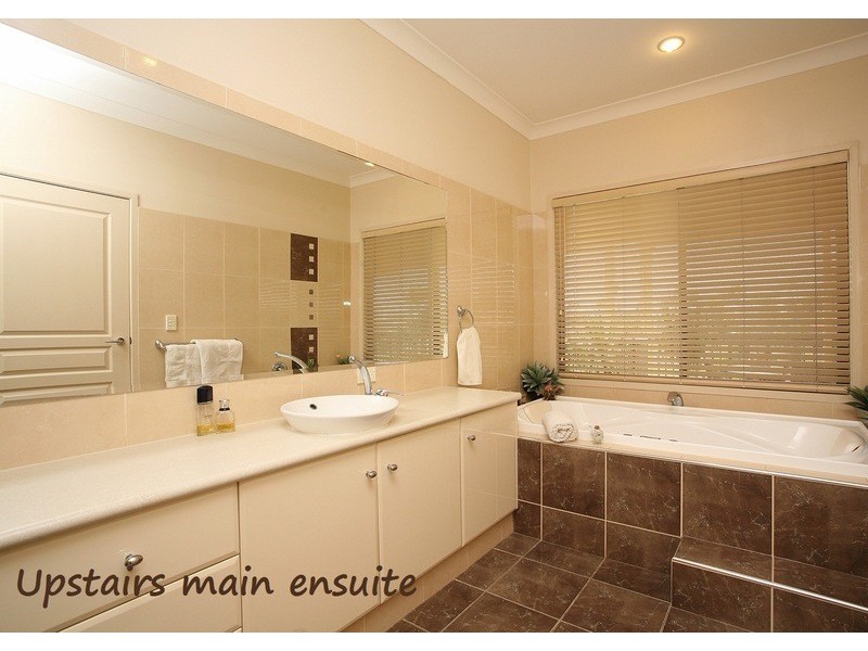 7 Bahia Court, Broadbeach Waters QLD 4218