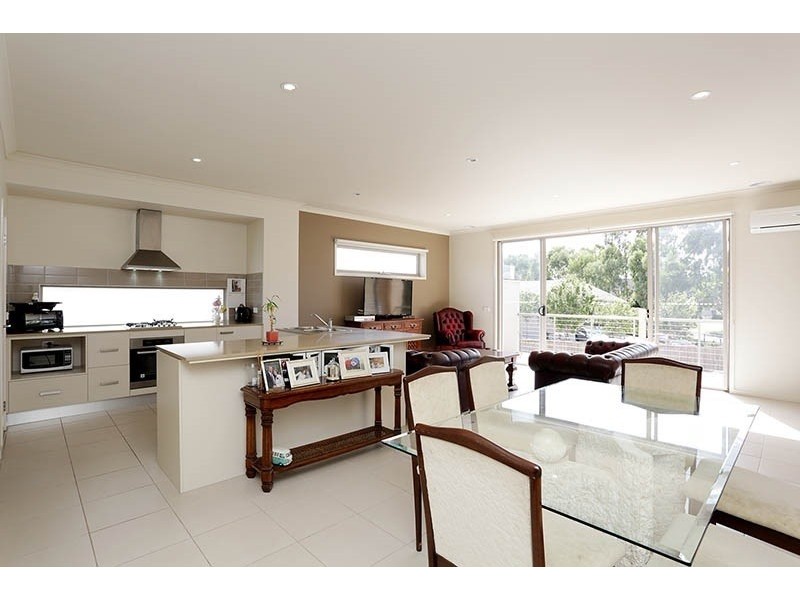 33 Broadbeach Circuit, Point Cook VIC 3030