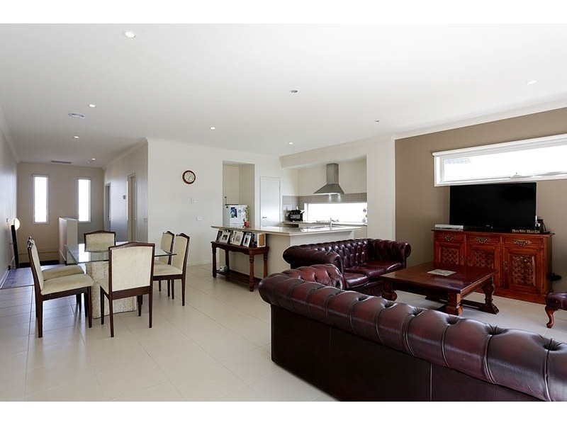 33 Broadbeach Circuit, Point Cook VIC 3030
