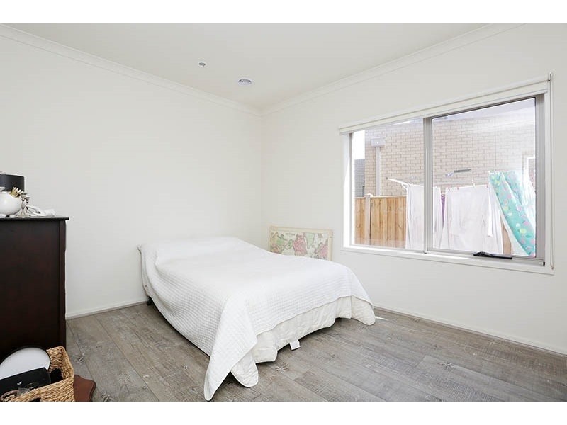 33 Broadbeach Circuit, Point Cook VIC 3030