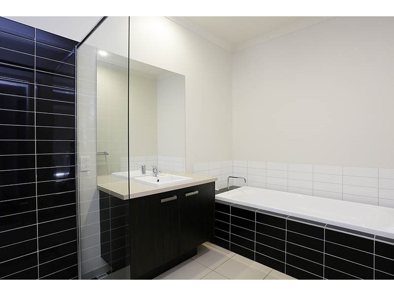33 Broadbeach Circuit, Point Cook VIC 3030