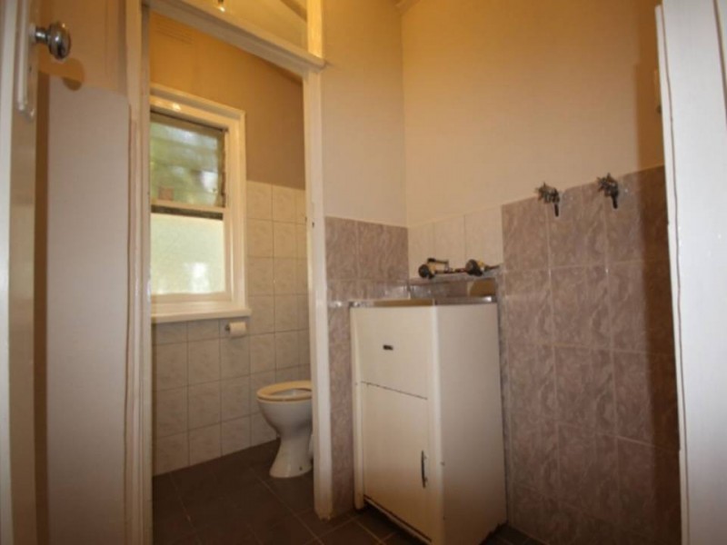 2 Walmer Avenue, St Albans VIC 3021