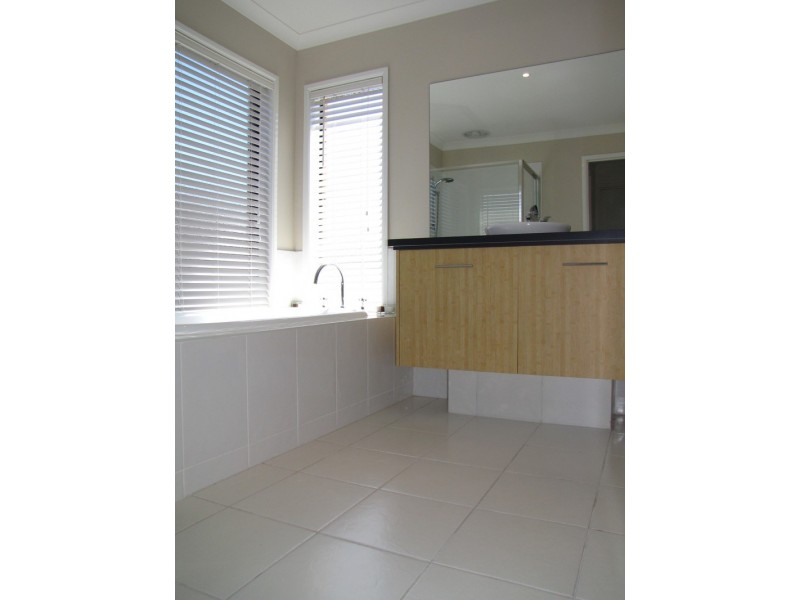 8 Gisborne Way, Caroline Springs VIC 3023