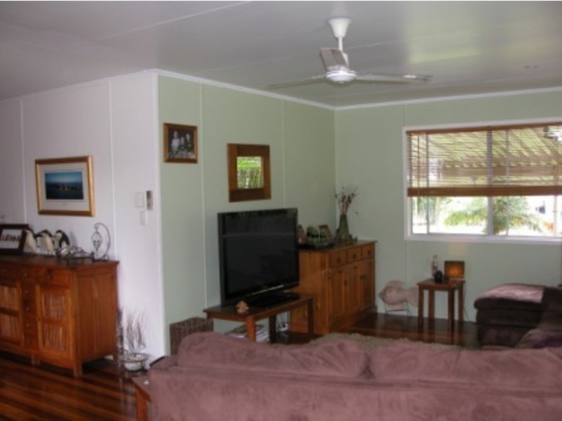 8 Yeates Cres, Dysart QLD 4745