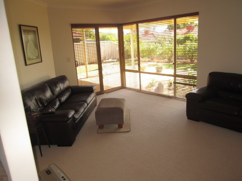 69 Castlegate Way, Woodvale WA 6026