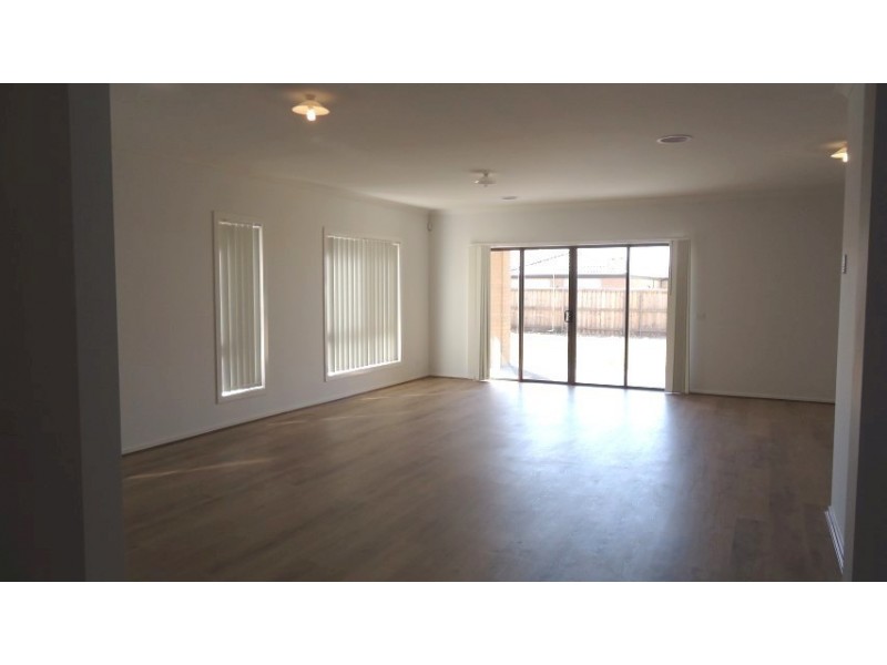 8 Goldsborough Drive, Truganina VIC 3029