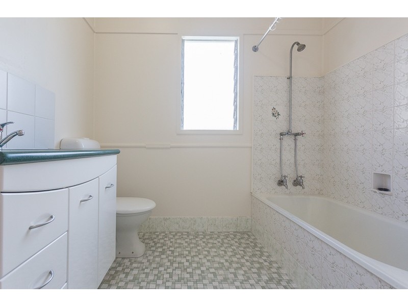 8 Seventh Avenue, Palm Beach QLD 4221