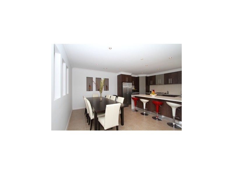 2/5 Normanby Street, Sydenham VIC 3037