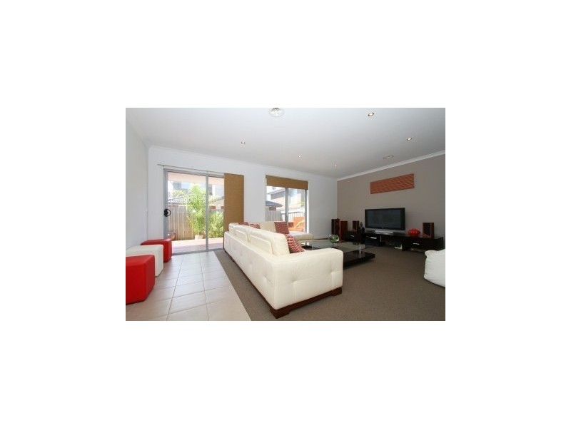 2/5 Normanby Street, Sydenham VIC 3037