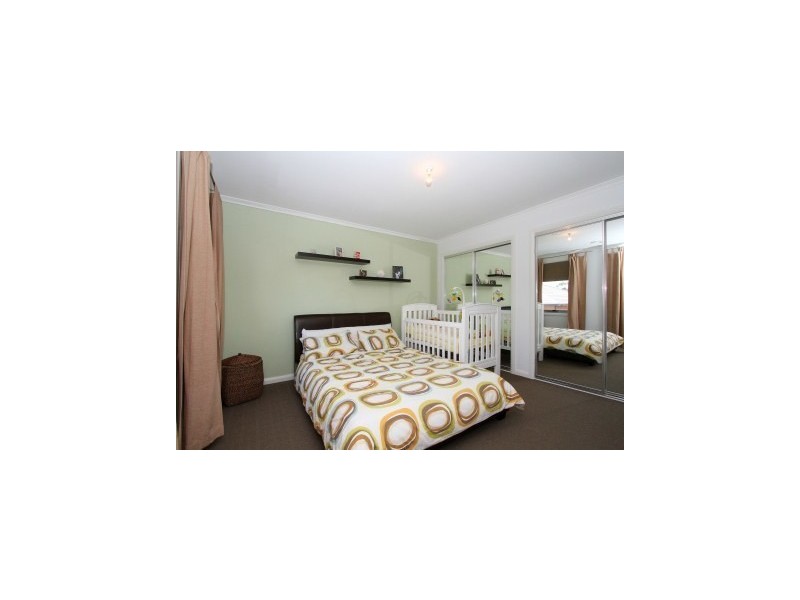 2/5 Normanby Street, Sydenham VIC 3037