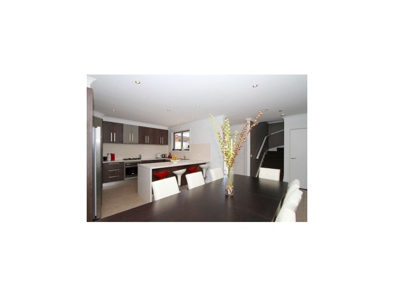 2/5 Normanby Street, Sydenham VIC 3037