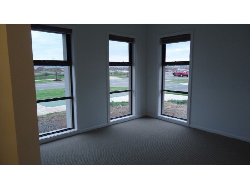 18 Bensonhurt Parade, Point Cook VIC 3030