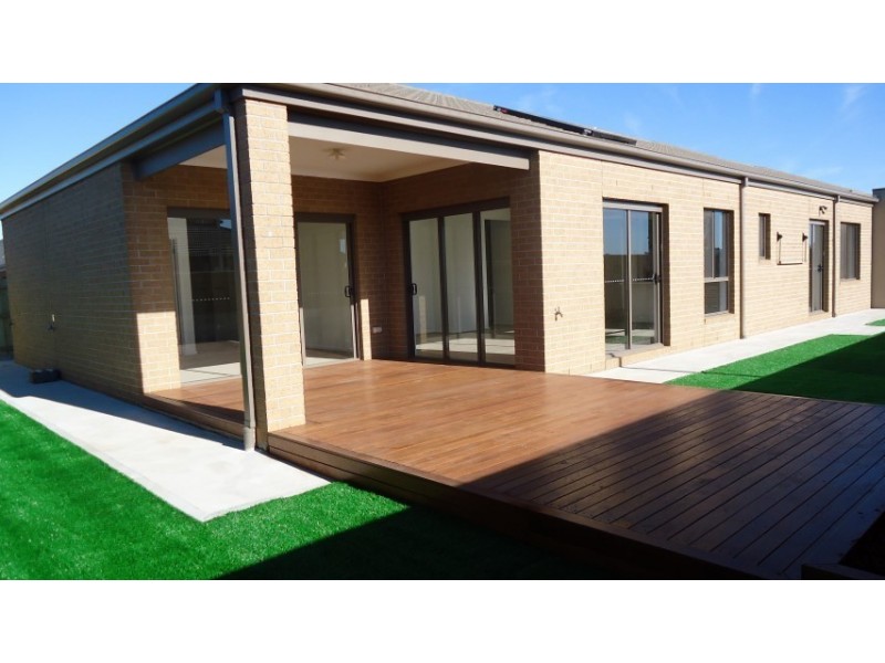 18 Bensonhurt Parade, Point Cook VIC 3030