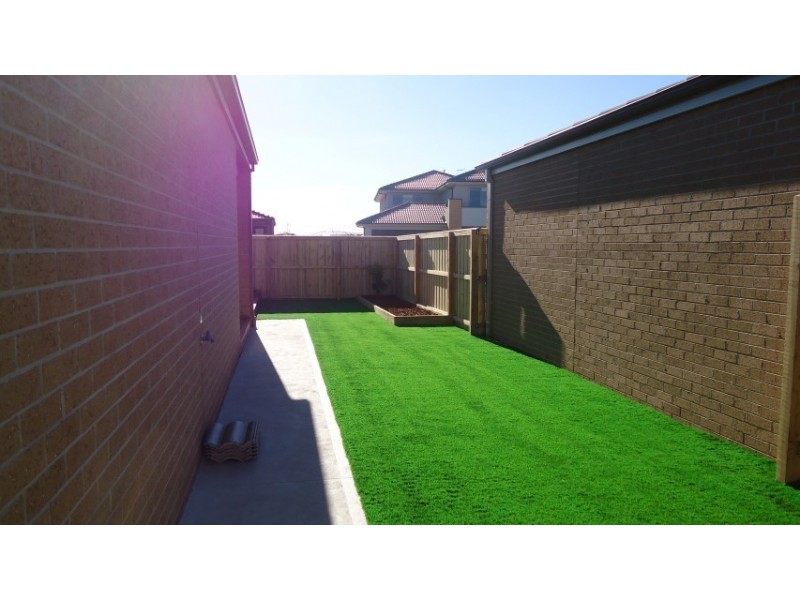 18 Bensonhurt Parade, Point Cook VIC 3030