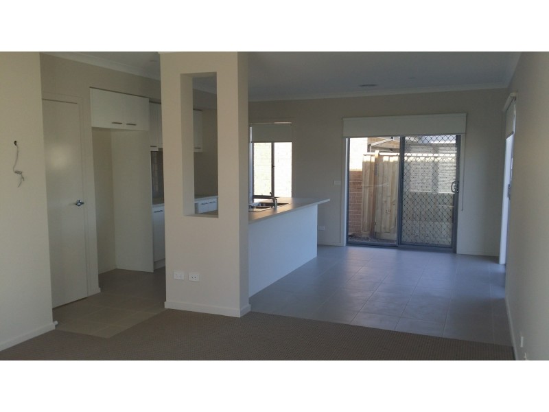 8 Anfield Road, Clyde North VIC 3978