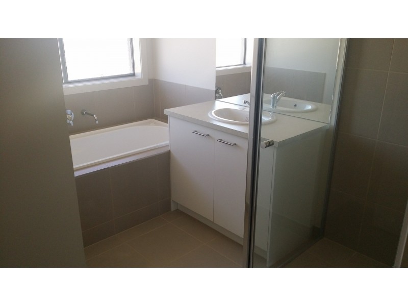 8 Anfield Road, Clyde North VIC 3978