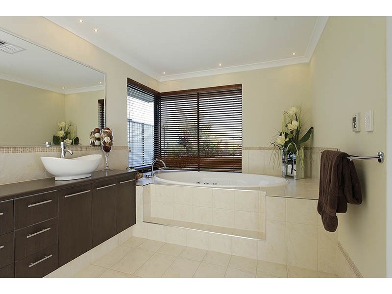 22 Nullewa Parkway, Lakelands WA 6180