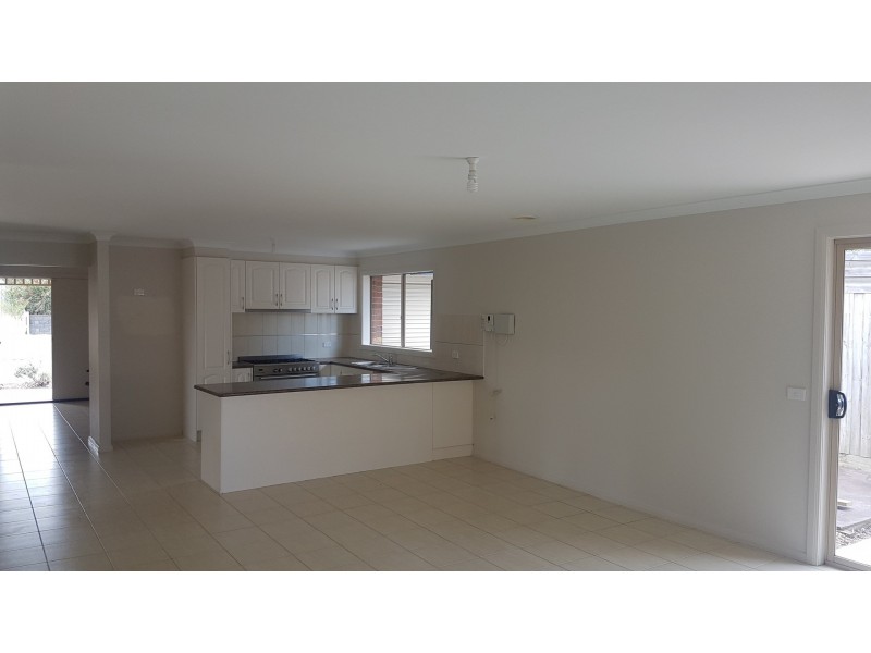 11 Ferndown Drive, Cranbourne VIC 3977