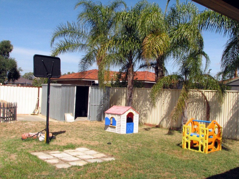 3 Aroona Way, Maddington WA 6109