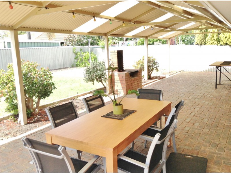 8 Willow Creek Mews, Woodvale WA 6026