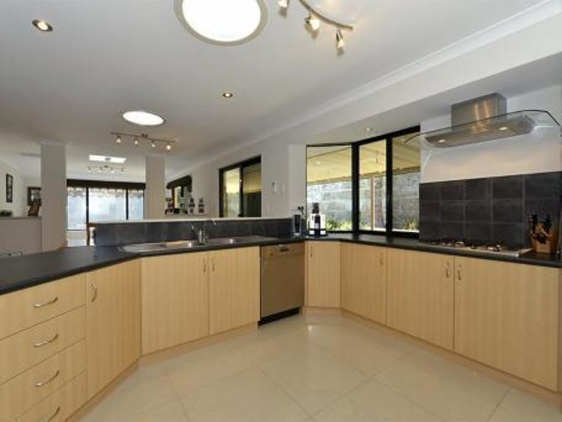 16 Edgebaston Drive, Madeley WA 6065