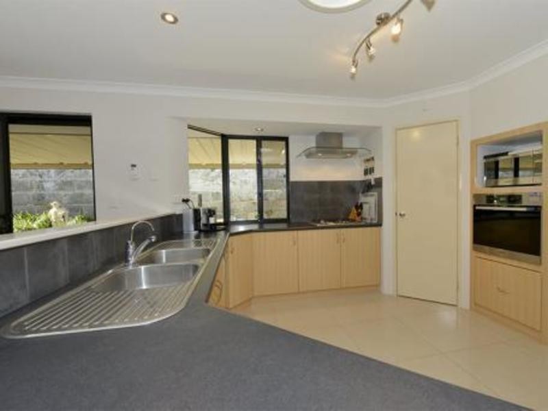 16 Edgebaston Drive, Madeley WA 6065