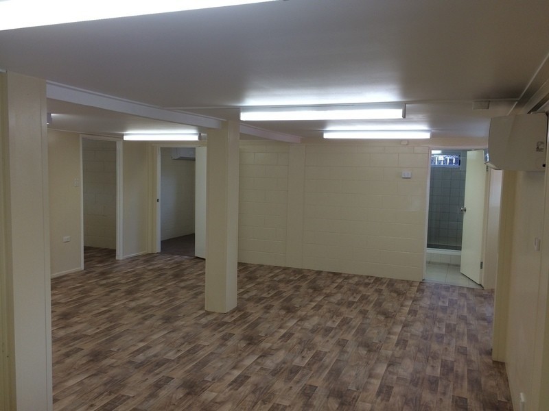 33 Pease Street, Manoora QLD 4870