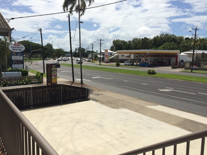 33 Pease Street, Manoora QLD 4870
