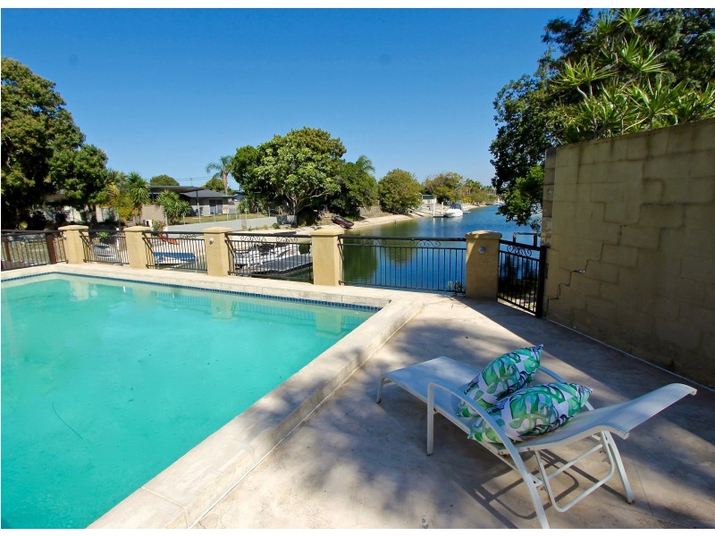 68 TE Peters Drive, Broadbeach Waters QLD 4218