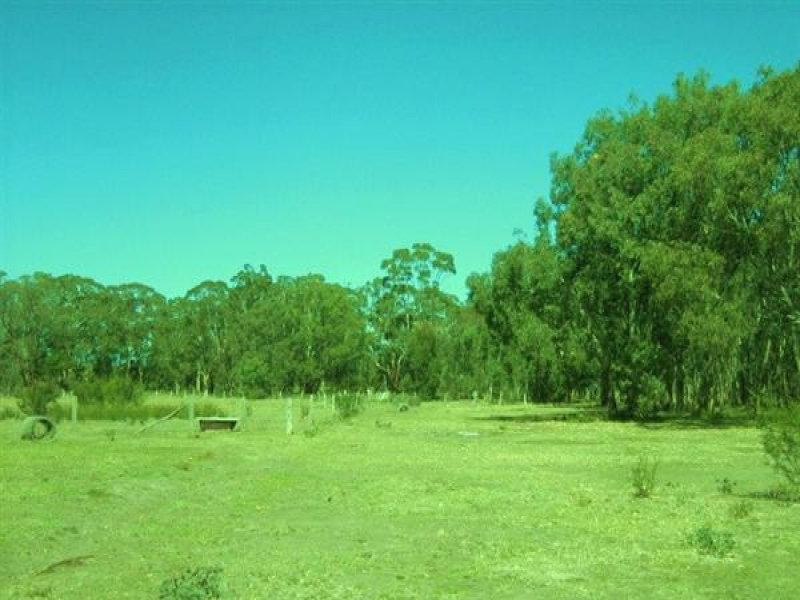 10 Centre Road, Raymond Island VIC 3880