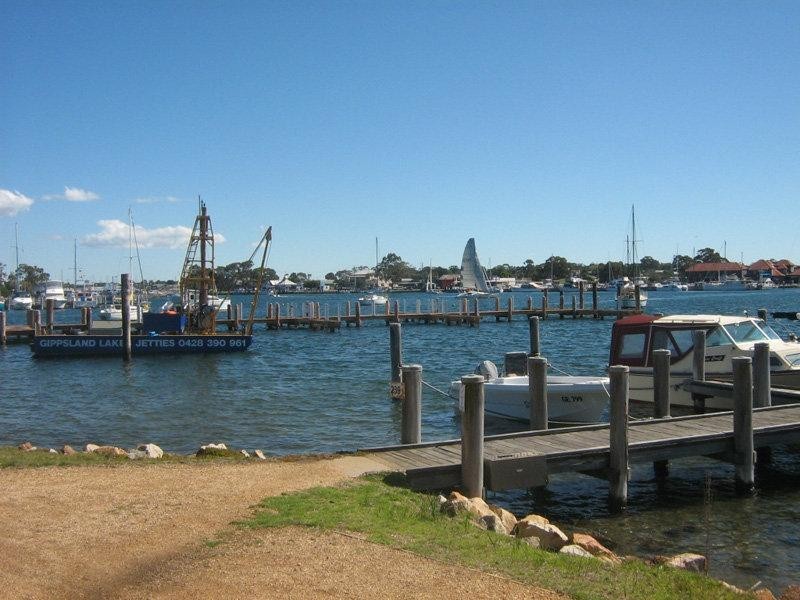 10 Centre Road, Raymond Island VIC 3880