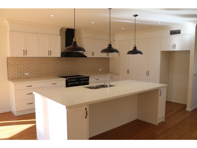 12 Tourment Drive, Sanctuary Lakes VIC 3030