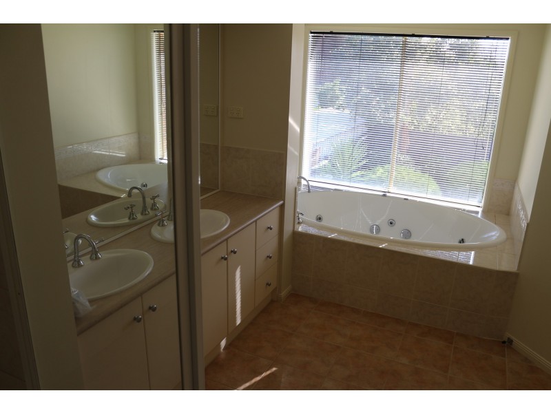 12 Tourment Drive, Sanctuary Lakes VIC 3030