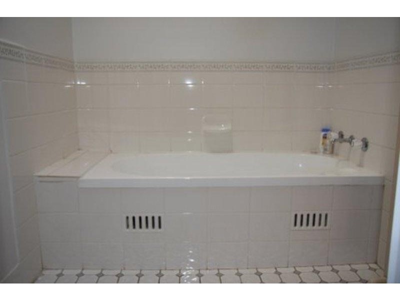 2/1 Beyer Place, Currans Hill NSW 2567
