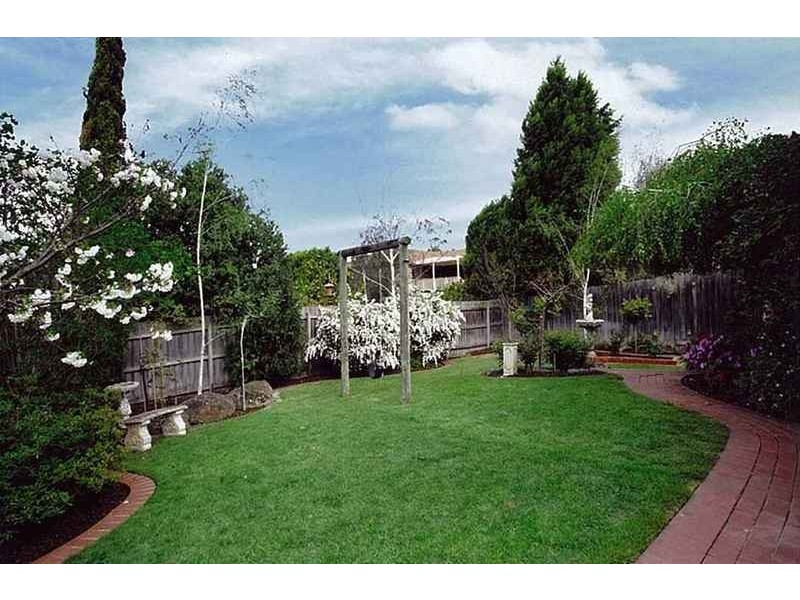 2 Liberty Court, St Helena VIC 3088