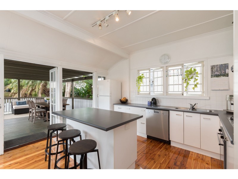 27 Blaxland Street, Milton QLD 4064